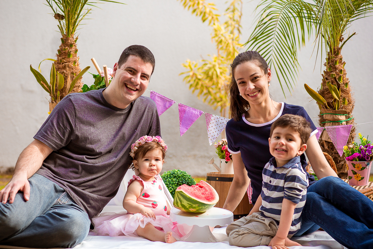 Alice completou seu primeiro aninho, e para registrar essa fase tão linda teve uma deliciosa sessão de smash the fruit... É claro que teve a participação especial do  irmãozinho!! 

Não sei quem se divertiu mais nessa sessão se foi a Alice ou o Vitor