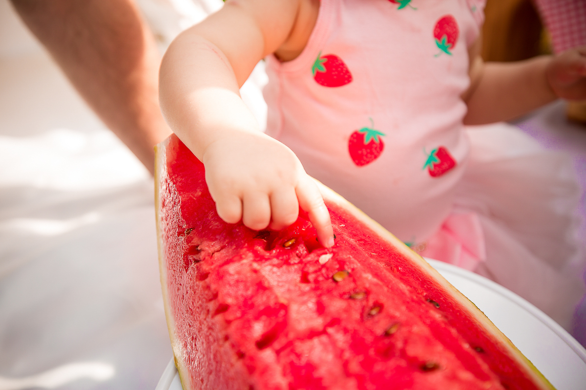 Alice completou seu primeiro aninho, e para registrar essa fase tão linda teve uma deliciosa sessão de smash the fruit... É claro que teve a participação especial do  irmãozinho!! 

Não sei quem se divertiu mais nessa sessão se foi a Alice ou o Vitor