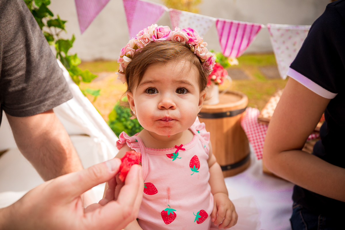Alice completou seu primeiro aninho, e para registrar essa fase tão linda teve uma deliciosa sessão de smash the fruit... É claro que teve a participação especial do  irmãozinho!! 

Não sei quem se divertiu mais nessa sessão se foi a Alice ou o Vitor