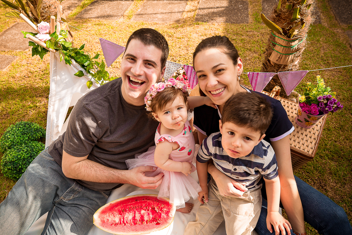 Alice completou seu primeiro aninho, e para registrar essa fase tão linda teve uma deliciosa sessão de smash the fruit... É claro que teve a participação especial do  irmãozinho!! 

Não sei quem se divertiu mais nessa sessão se foi a Alice ou o Vitor