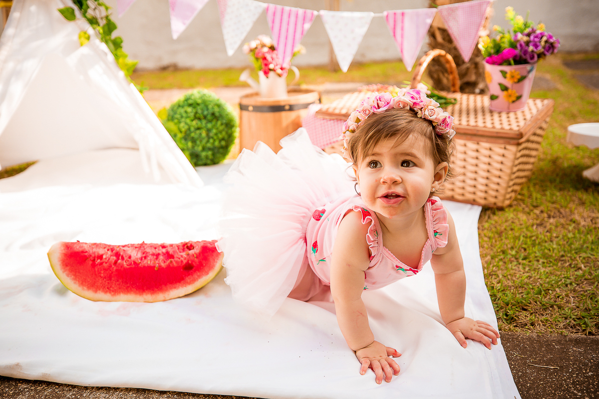 Alice completou seu primeiro aninho, e para registrar essa fase tão linda teve uma deliciosa sessão de smash the fruit... É claro que teve a participação especial do  irmãozinho!! 

Não sei quem se divertiu mais nessa sessão se foi a Alice ou o Vitor