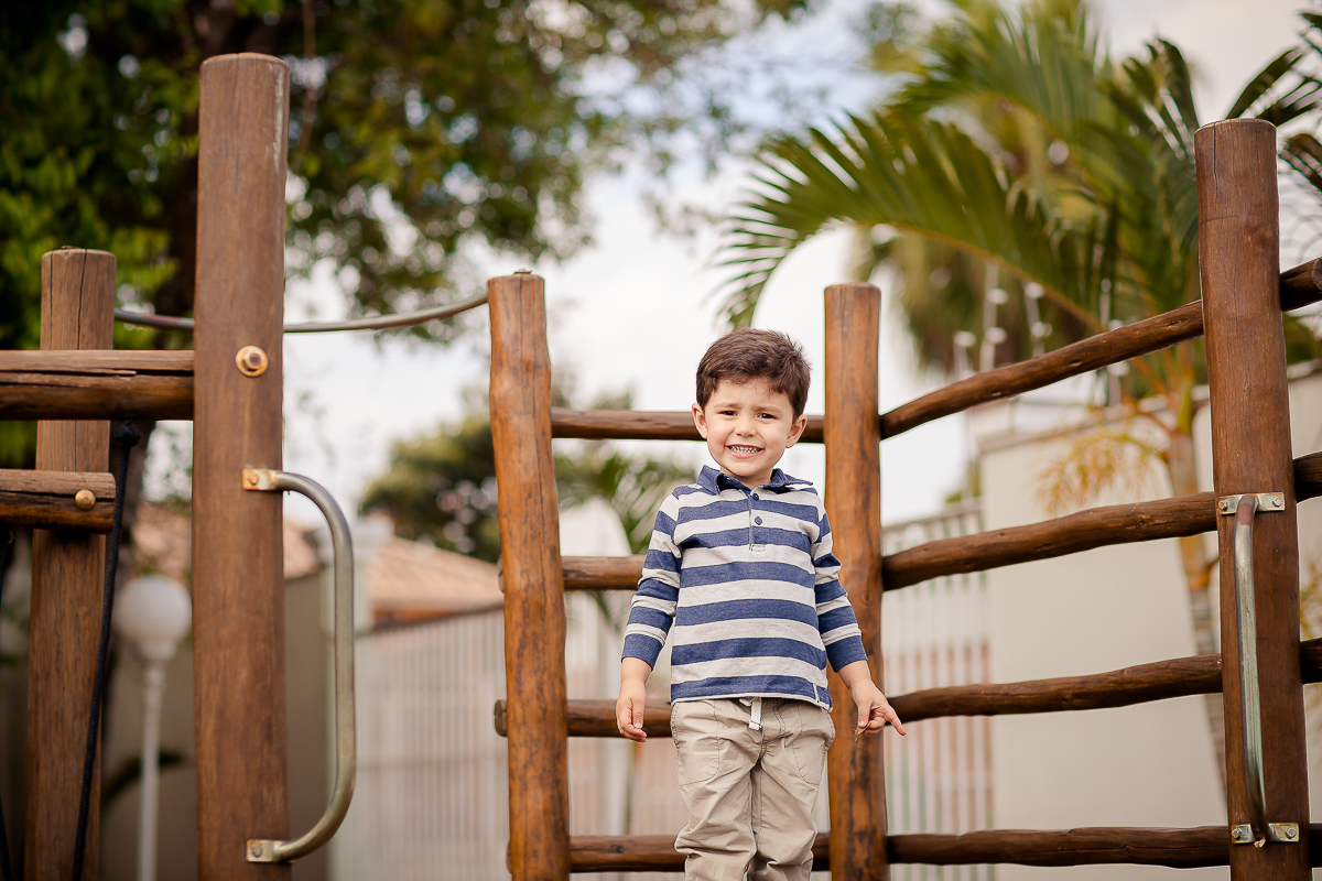 Alice completou seu primeiro aninho, e para registrar essa fase tão linda teve uma deliciosa sessão de smash the fruit... É claro que teve a participação especial do  irmãozinho!! 

Não sei quem se divertiu mais nessa sessão se foi a Alice ou o Vitor