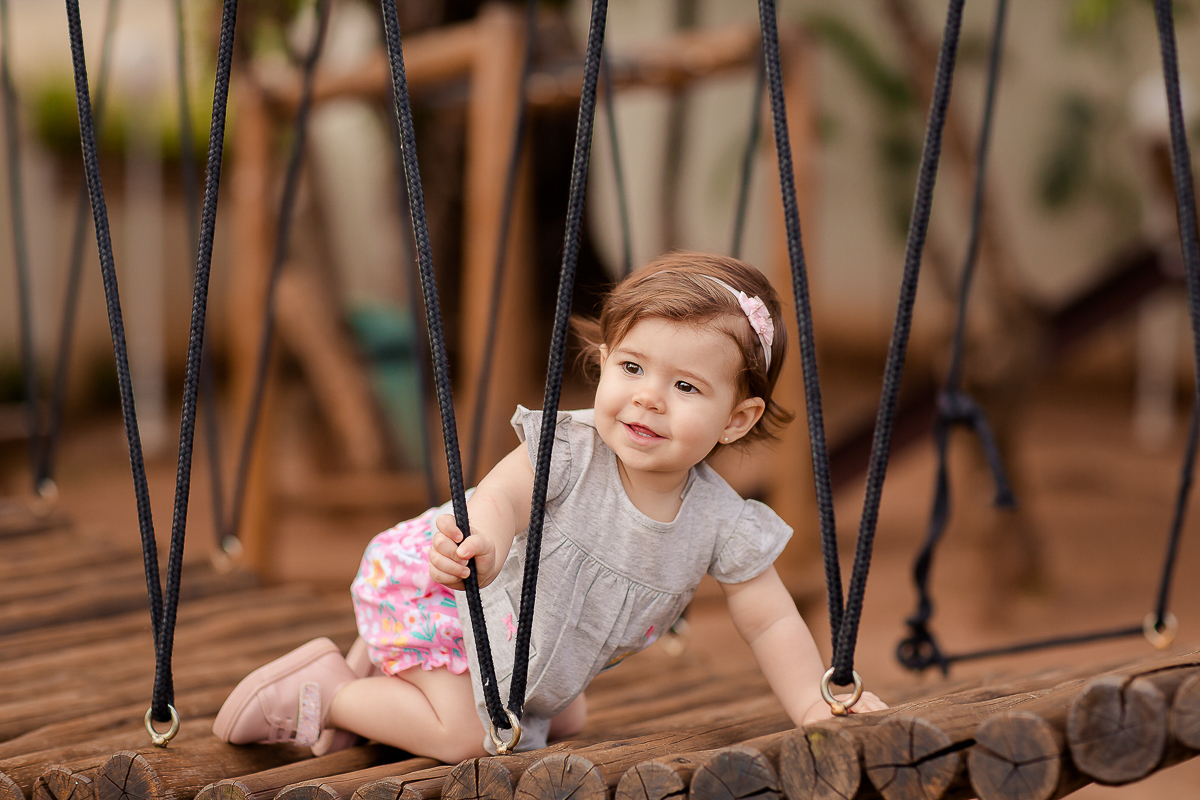Alice completou seu primeiro aninho, e para registrar essa fase tão linda teve uma deliciosa sessão de smash the fruit... É claro que teve a participação especial do  irmãozinho!! 

Não sei quem se divertiu mais nessa sessão se foi a Alice ou o Vitor