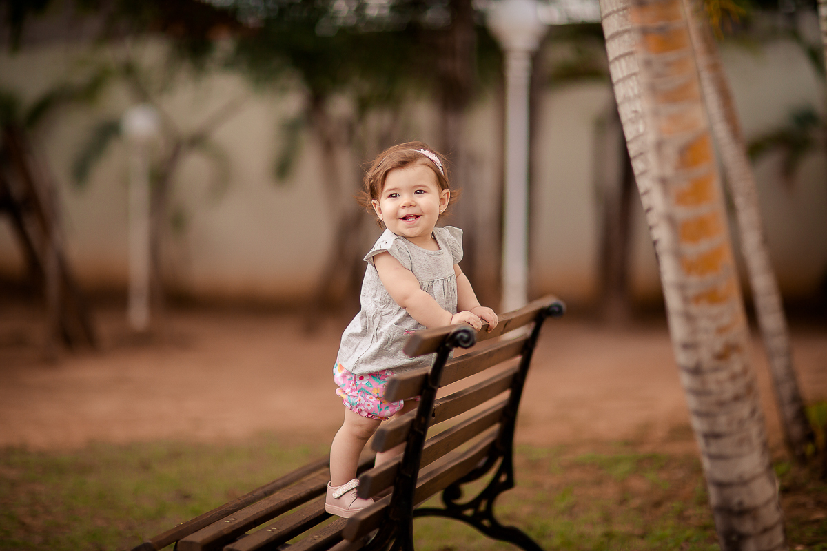 Alice completou seu primeiro aninho, e para registrar essa fase tão linda teve uma deliciosa sessão de smash the fruit... É claro que teve a participação especial do  irmãozinho!! 

Não sei quem se divertiu mais nessa sessão se foi a Alice ou o Vitor