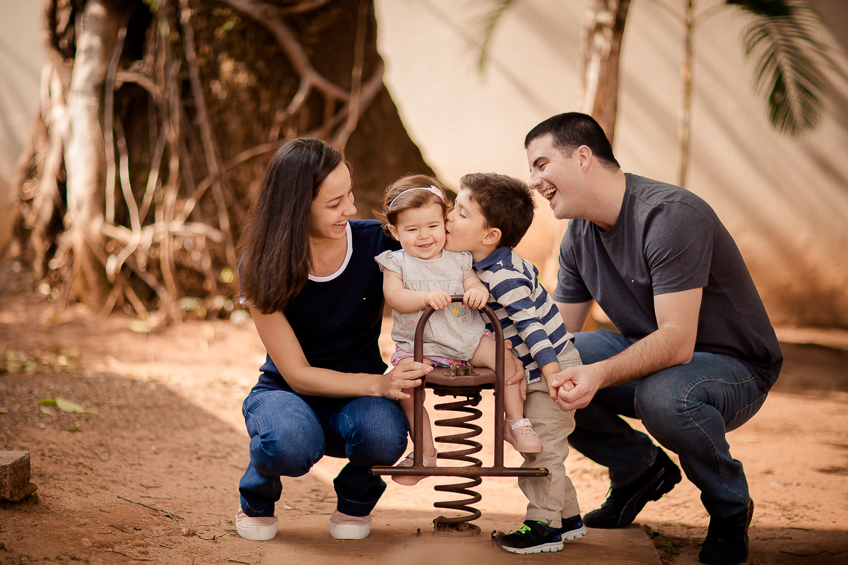 Alice completou seu primeiro aninho, e para registrar essa fase tão linda teve uma deliciosa sessão de smash the fruit... É claro que teve a participação especial do  irmãozinho!! 

Não sei quem se divertiu mais nessa sessão se foi a Alice ou o Vitor