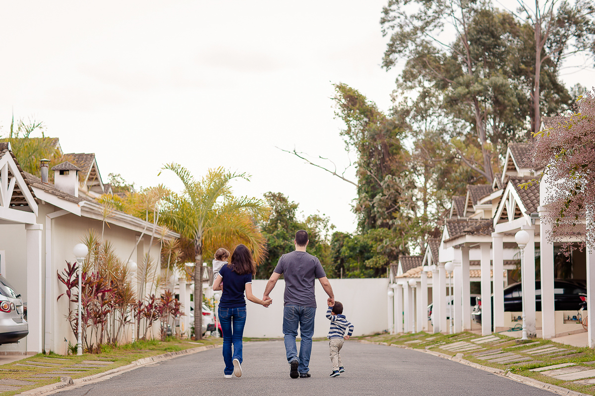 Alice completou seu primeiro aninho, e para registrar essa fase tão linda teve uma deliciosa sessão de smash the fruit... É claro que teve a participação especial do  irmãozinho!! 

Não sei quem se divertiu mais nessa sessão se foi a Alice ou o Vitor