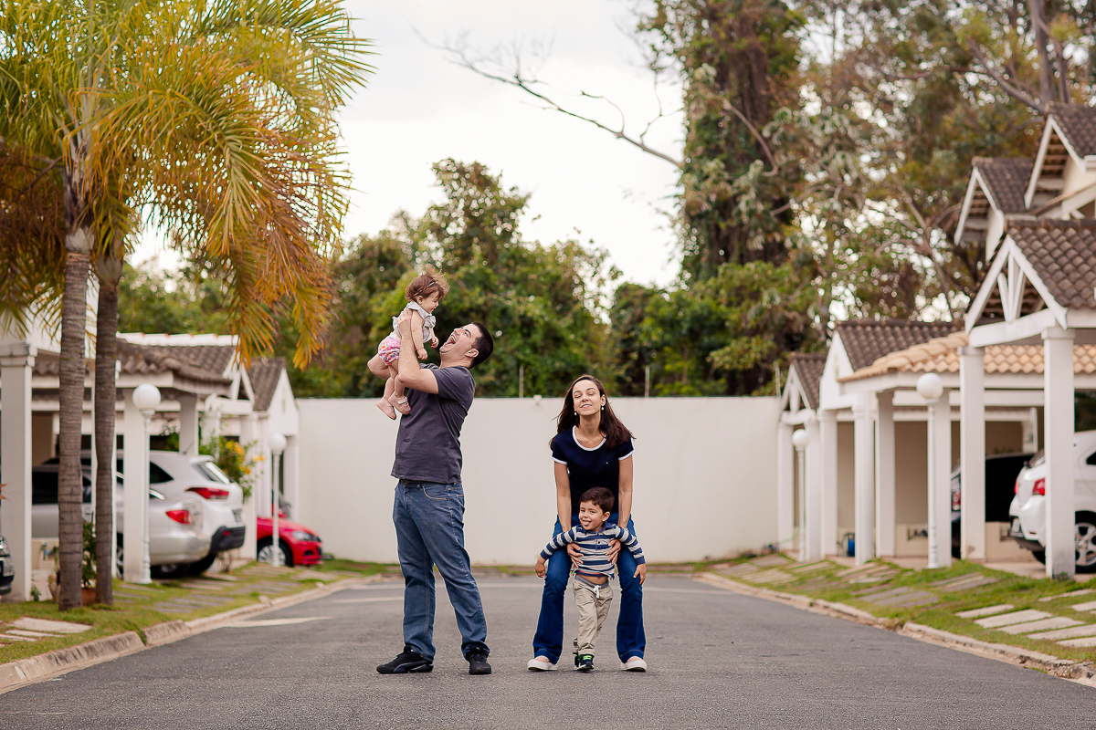 Alice completou seu primeiro aninho, e para registrar essa fase tão linda teve uma deliciosa sessão de smash the fruit... É claro que teve a participação especial do  irmãozinho!! 

Não sei quem se divertiu mais nessa sessão se foi a Alice ou o Vitor