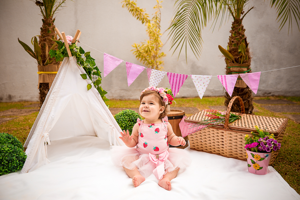 Alice completou seu primeiro aninho, e para registrar essa fase tão linda teve uma deliciosa sessão de smash the fruit... É claro que teve a participação especial do  irmãozinho!! 

Não sei quem se divertiu mais nessa sessão se foi a Alice ou o Vitor