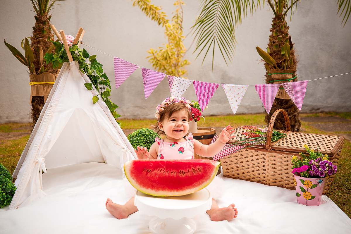 Alice completou seu primeiro aninho, e para registrar essa fase tão linda teve uma deliciosa sessão de smash the fruit... É claro que teve a participação especial do  irmãozinho!! 

Não sei quem se divertiu mais nessa sessão se foi a Alice ou o Vitor