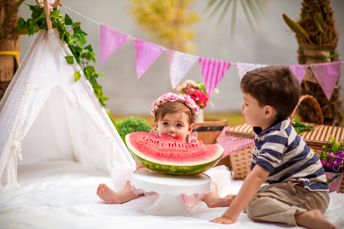 Alice completou seu primeiro aninho, e para registrar essa fase tão linda teve uma deliciosa sessão de smash the fruit... É claro que teve a participação especial do  irmãozinho!! 

Não sei quem se divertiu mais nessa sessão se foi a Alice ou o Vitor