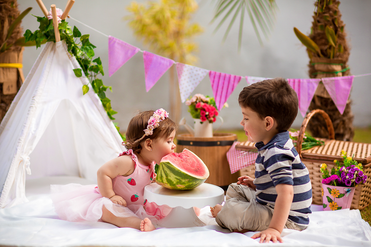 Alice completou seu primeiro aninho, e para registrar essa fase tão linda teve uma deliciosa sessão de smash the fruit... É claro que teve a participação especial do  irmãozinho!! 

Não sei quem se divertiu mais nessa sessão se foi a Alice ou o Vitor