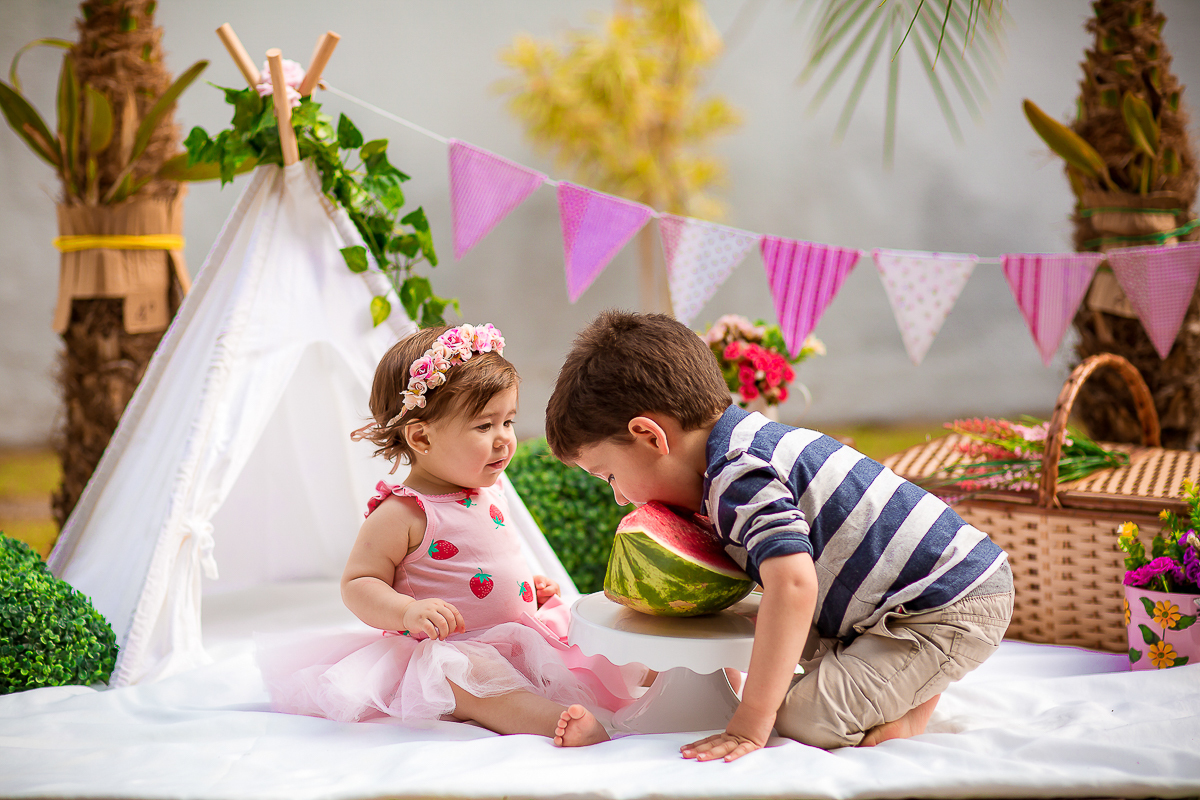 Alice completou seu primeiro aninho, e para registrar essa fase tão linda teve uma deliciosa sessão de smash the fruit... É claro que teve a participação especial do  irmãozinho!! 

Não sei quem se divertiu mais nessa sessão se foi a Alice ou o Vitor