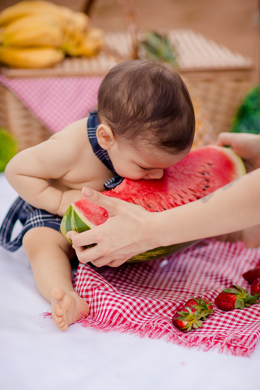 A comemoração do 1º aninho do Otávio foi com um delicioso Smash the Fruit !!

Um ensaio delicioso com muita fruta, muita cor e muito amor em família. 