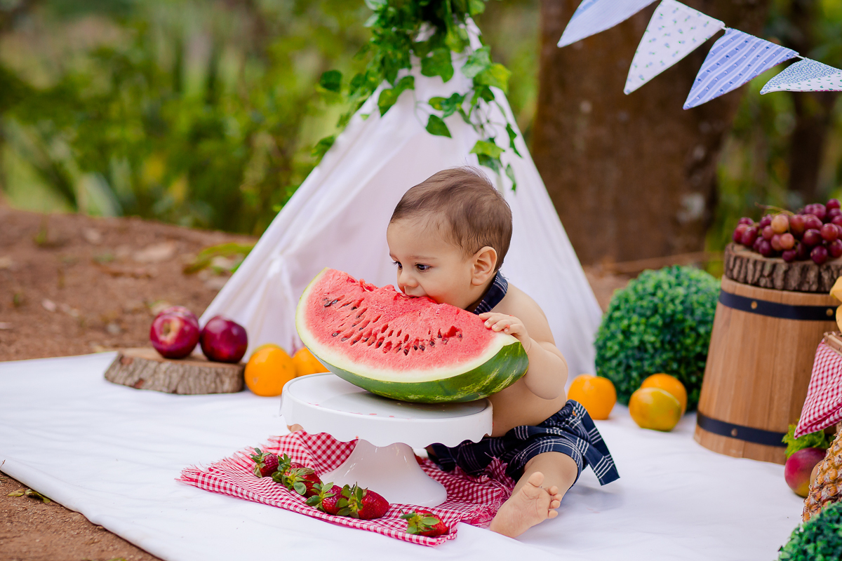 A comemoração do 1º aninho do Otávio foi com um delicioso Smash the Fruit !!

Um ensaio delicioso com muita fruta, muita cor e muito amor em família. 