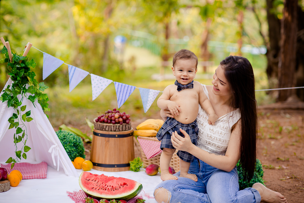 A comemoração do 1º aninho do Otávio foi com um delicioso Smash the Fruit !!

Um ensaio delicioso com muita fruta, muita cor e muito amor em família. 