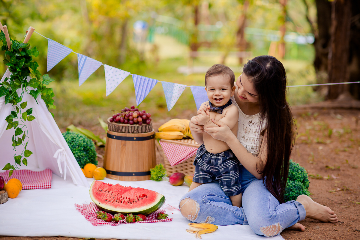 A comemoração do 1º aninho do Otávio foi com um delicioso Smash the Fruit !!

Um ensaio delicioso com muita fruta, muita cor e muito amor em família. 