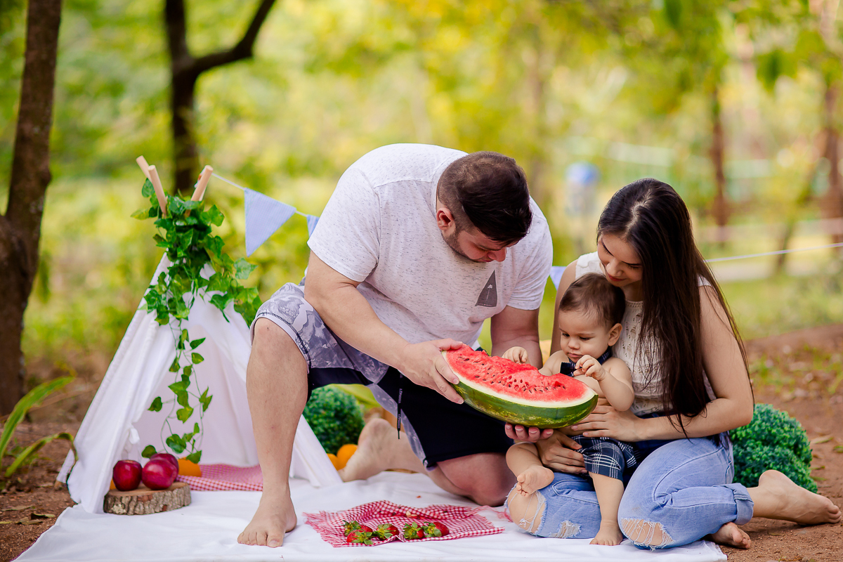 A comemoração do 1º aninho do Otávio foi com um delicioso Smash the Fruit !!

Um ensaio delicioso com muita fruta, muita cor e muito amor em família. 