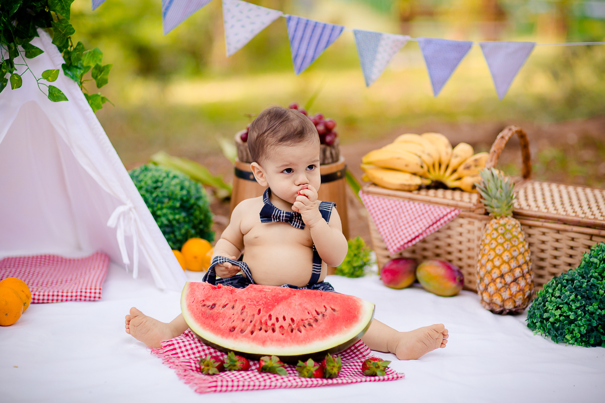 A comemoração do 1º aninho do Otávio foi com um delicioso Smash the Fruit !!

Um ensaio delicioso com muita fruta, muita cor e muito amor em família. 