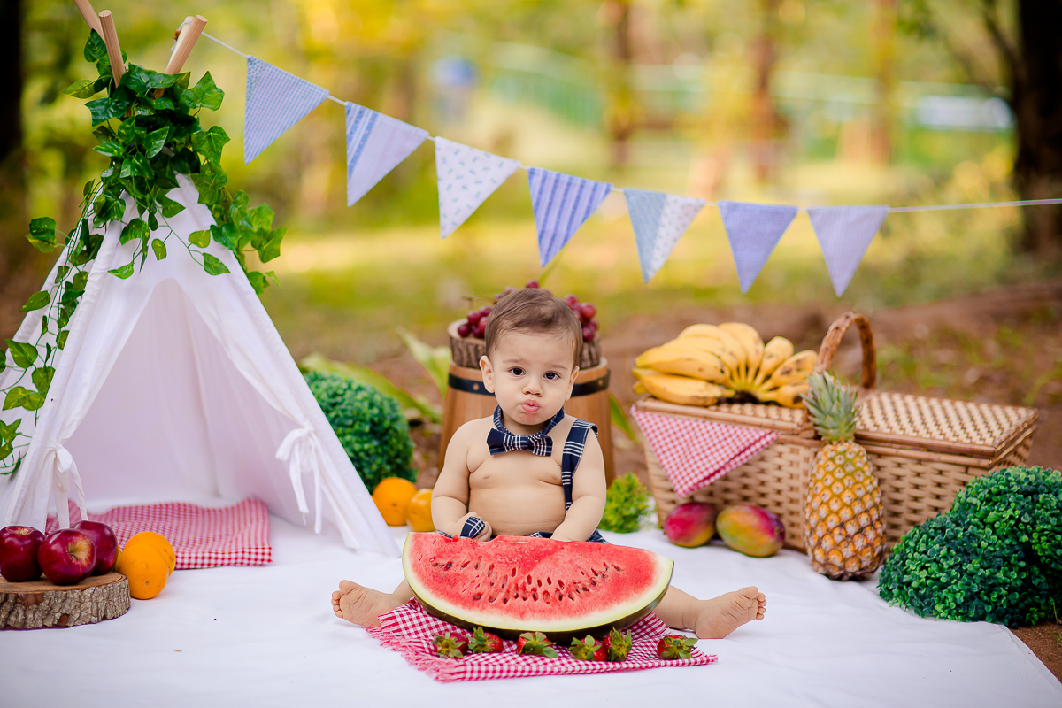 A comemoração do 1º aninho do Otávio foi com um delicioso Smash the Fruit !!

Um ensaio delicioso com muita fruta, muita cor e muito amor em família. 