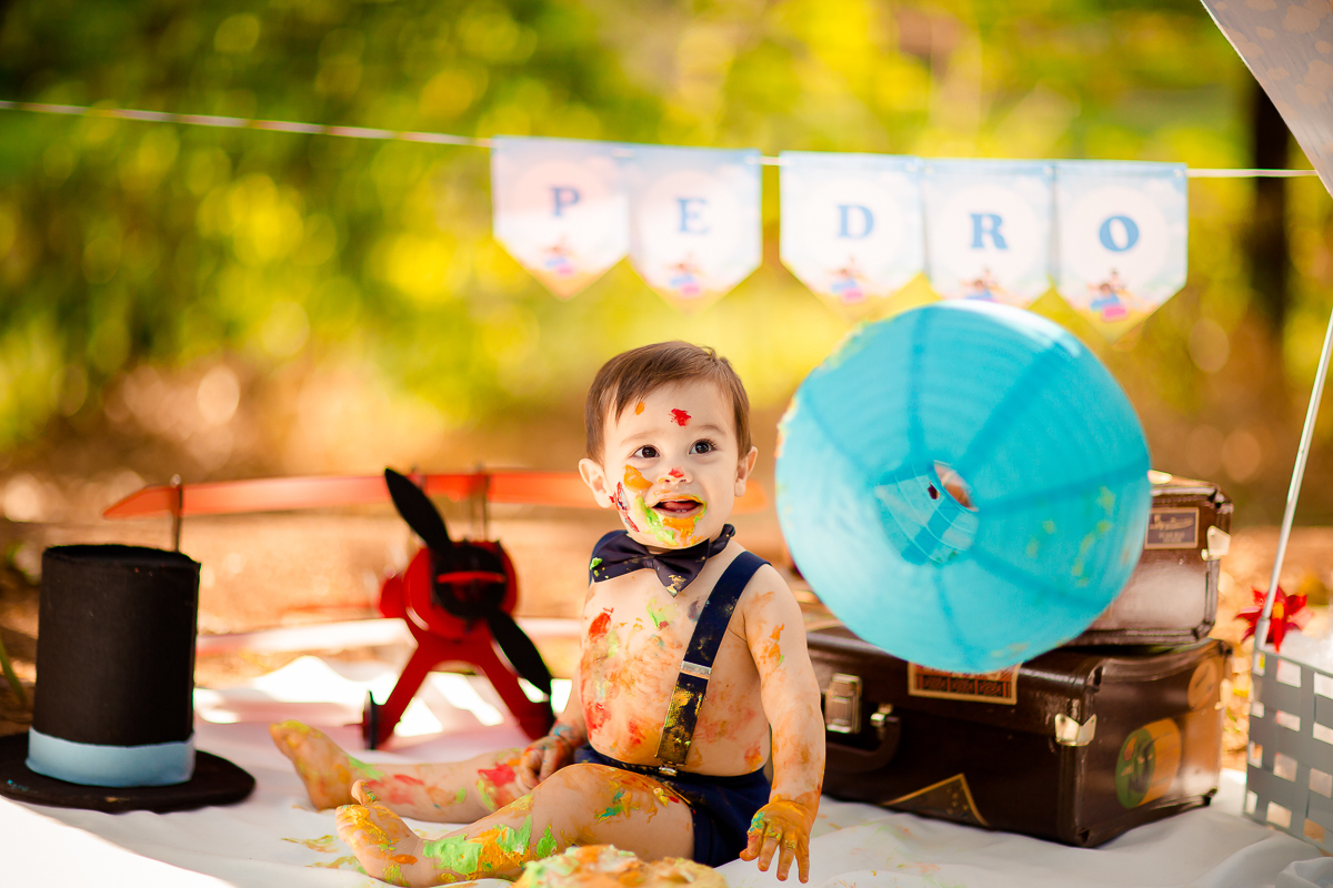 O Pedro completou seu primeiro aninho, e teve uma deliciosa sessão de Smash the Cake com o tema super fofo do Mundo Bita! 

Impossível não se encantar com todo esse charme! Pedro adorou se lambuzar com o bolo e fez uma farra deliciosa na hora do Splash - 