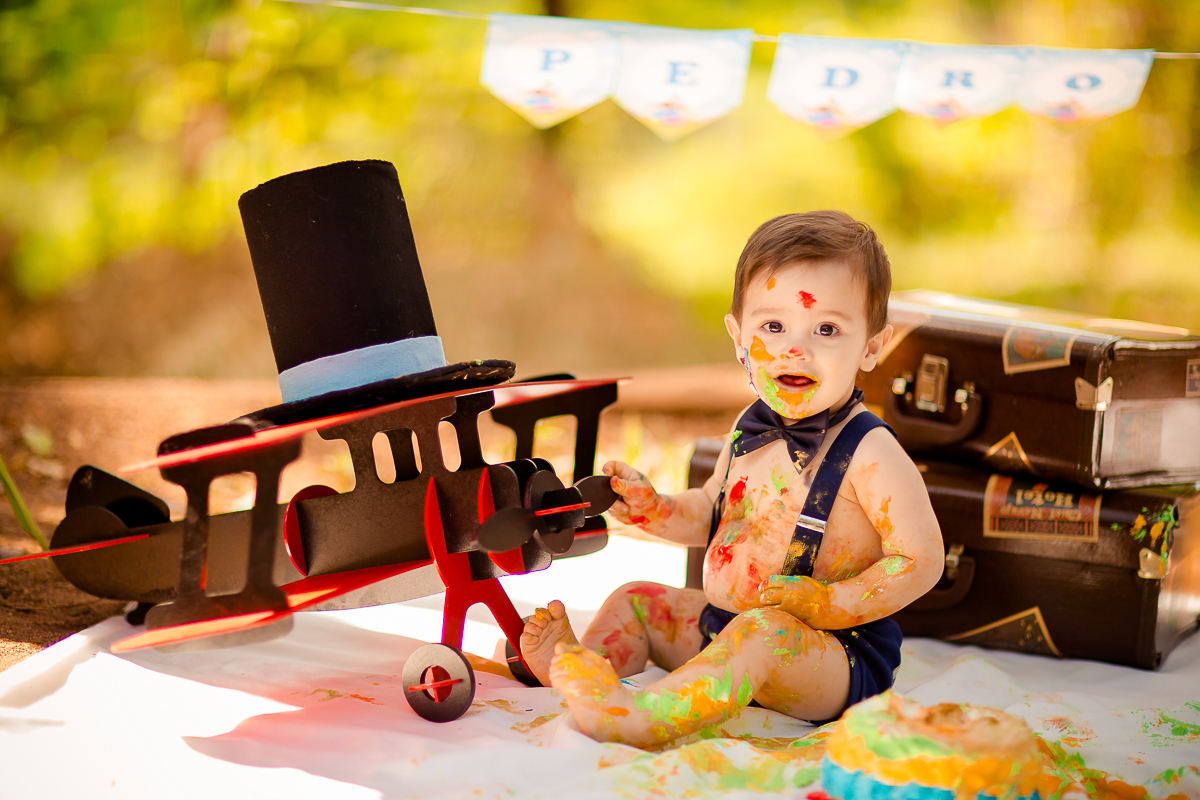 O Pedro completou seu primeiro aninho, e teve uma deliciosa sessão de Smash the Cake com o tema super fofo do Mundo Bita! 

Impossível não se encantar com todo esse charme! Pedro adorou se lambuzar com o bolo e fez uma farra deliciosa na hora do Splash - 
