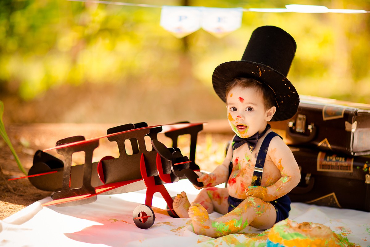 O Pedro completou seu primeiro aninho, e teve uma deliciosa sessão de Smash the Cake com o tema super fofo do Mundo Bita! 

Impossível não se encantar com todo esse charme! Pedro adorou se lambuzar com o bolo e fez uma farra deliciosa na hora do Splash - 