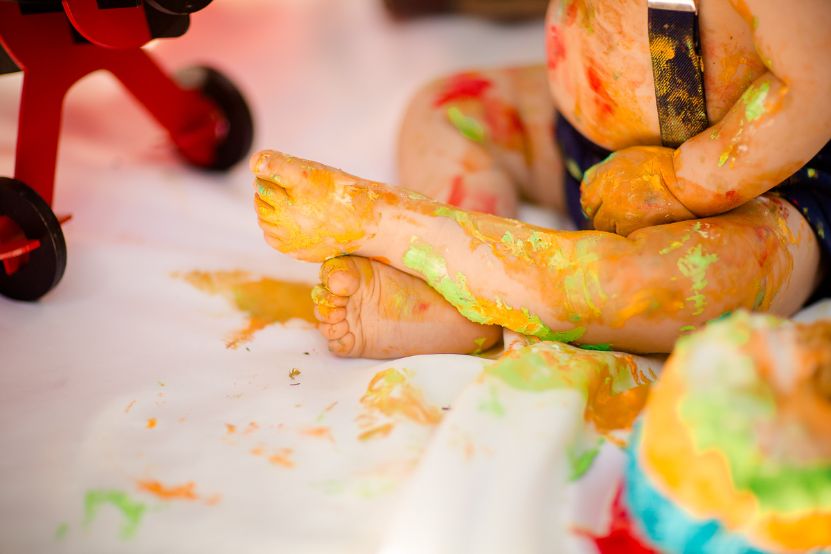 O Pedro completou seu primeiro aninho, e teve uma deliciosa sessão de Smash the Cake com o tema super fofo do Mundo Bita! 

Impossível não se encantar com todo esse charme! Pedro adorou se lambuzar com o bolo e fez uma farra deliciosa na hora do Splash - 