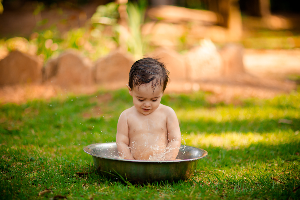 O Pedro completou seu primeiro aninho, e teve uma deliciosa sessão de Smash the Cake com o tema super fofo do Mundo Bita! 

Impossível não se encantar com todo esse charme! Pedro adorou se lambuzar com o bolo e fez uma farra deliciosa na hora do Splash - 