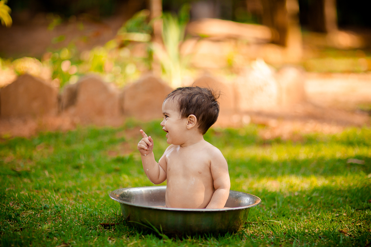 O Pedro completou seu primeiro aninho, e teve uma deliciosa sessão de Smash the Cake com o tema super fofo do Mundo Bita! 

Impossível não se encantar com todo esse charme! Pedro adorou se lambuzar com o bolo e fez uma farra deliciosa na hora do Splash - 