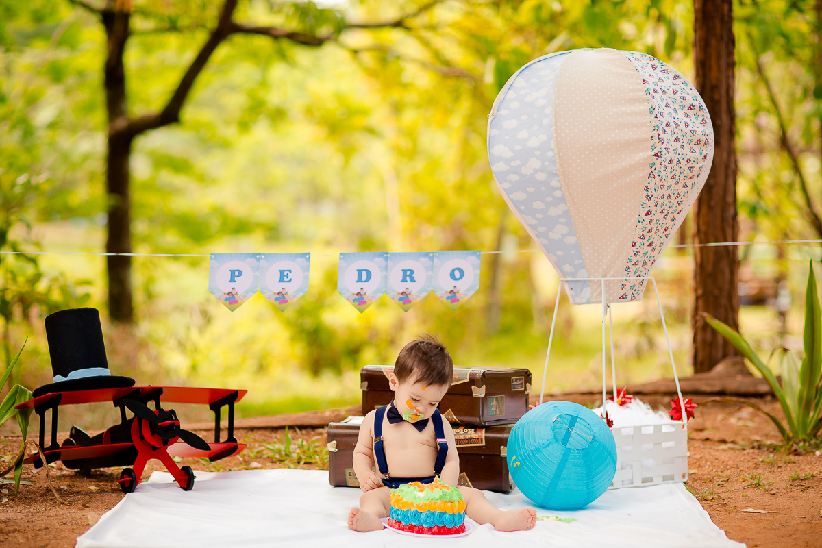 O Pedro completou seu primeiro aninho, e teve uma deliciosa sessão de Smash the Cake com o tema super fofo do Mundo Bita! 

Impossível não se encantar com todo esse charme! Pedro adorou se lambuzar com o bolo e fez uma farra deliciosa na hora do Splash - 