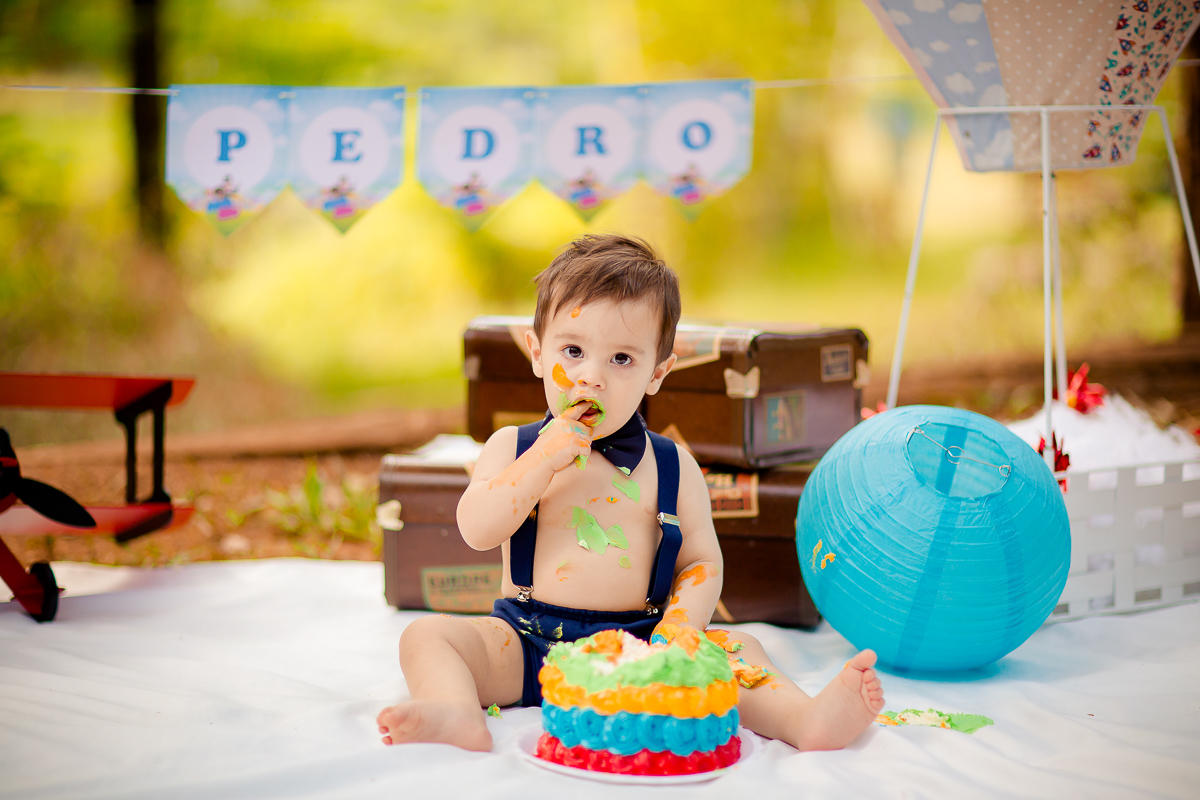 O Pedro completou seu primeiro aninho, e teve uma deliciosa sessão de Smash the Cake com o tema super fofo do Mundo Bita! 

Impossível não se encantar com todo esse charme! Pedro adorou se lambuzar com o bolo e fez uma farra deliciosa na hora do Splash - 
