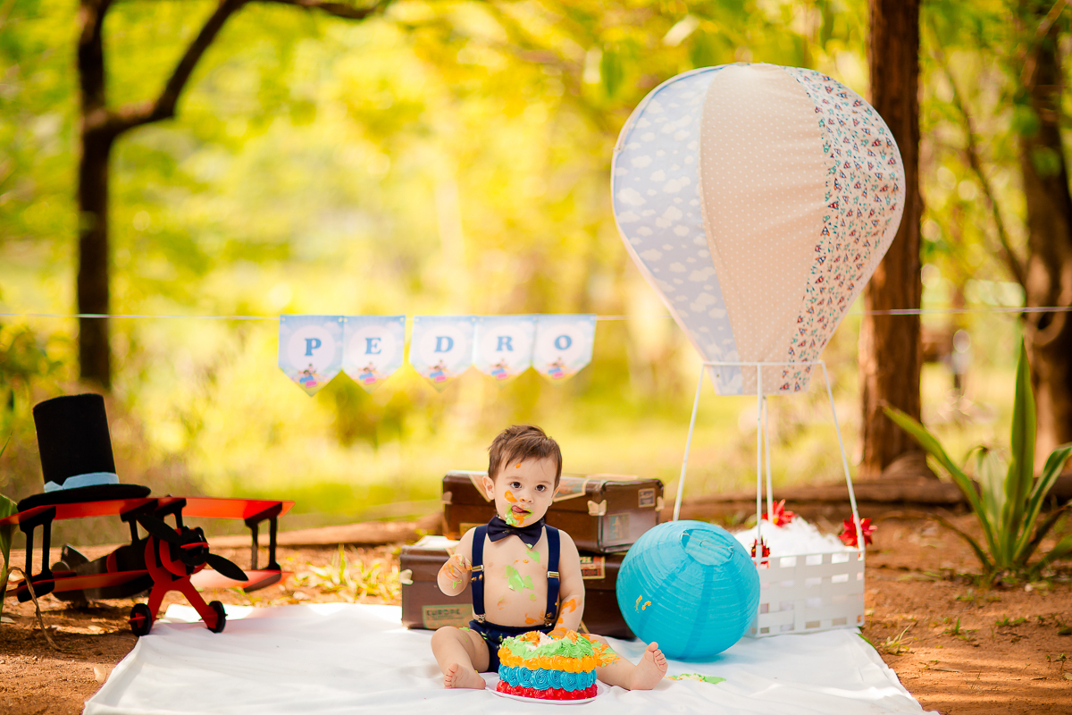 O Pedro completou seu primeiro aninho, e teve uma deliciosa sessão de Smash the Cake com o tema super fofo do Mundo Bita! 

Impossível não se encantar com todo esse charme! Pedro adorou se lambuzar com o bolo e fez uma farra deliciosa na hora do Splash - 