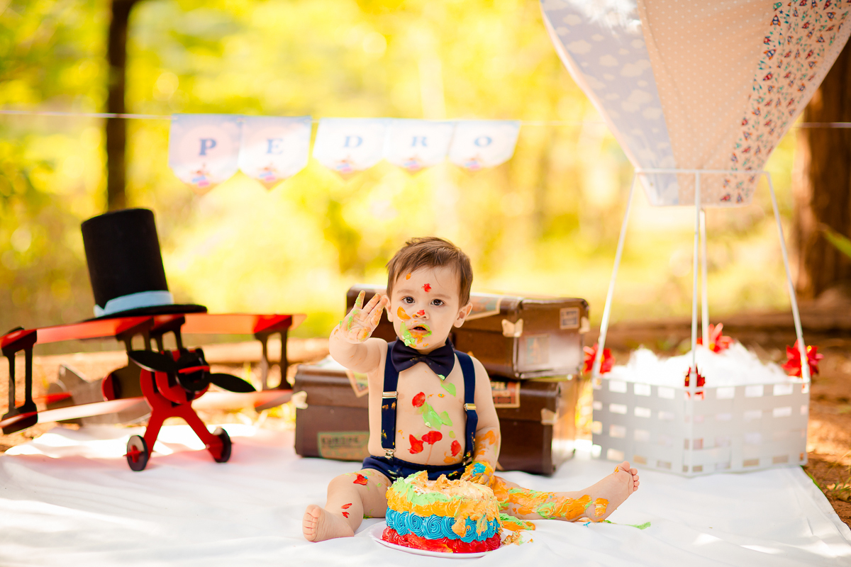 O Pedro completou seu primeiro aninho, e teve uma deliciosa sessão de Smash the Cake com o tema super fofo do Mundo Bita! 

Impossível não se encantar com todo esse charme! Pedro adorou se lambuzar com o bolo e fez uma farra deliciosa na hora do Splash - 