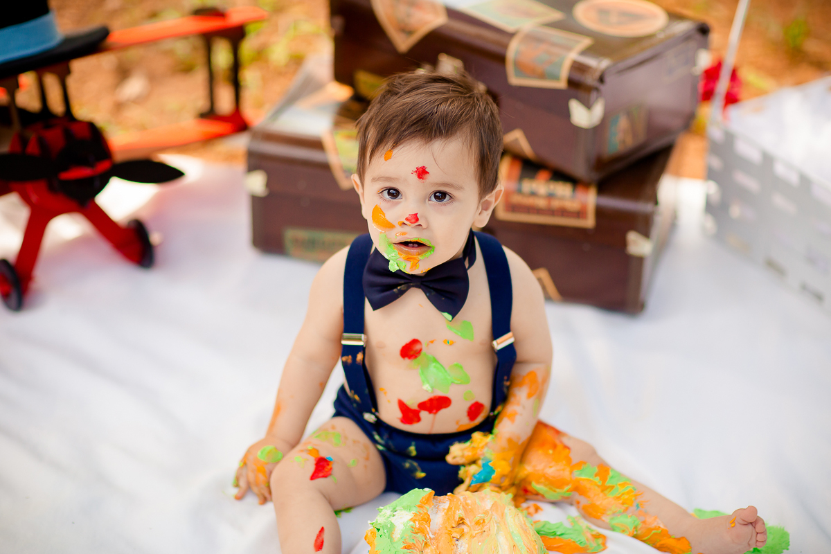 O Pedro completou seu primeiro aninho, e teve uma deliciosa sessão de Smash the Cake com o tema super fofo do Mundo Bita! 

Impossível não se encantar com todo esse charme! Pedro adorou se lambuzar com o bolo e fez uma farra deliciosa na hora do Splash - 