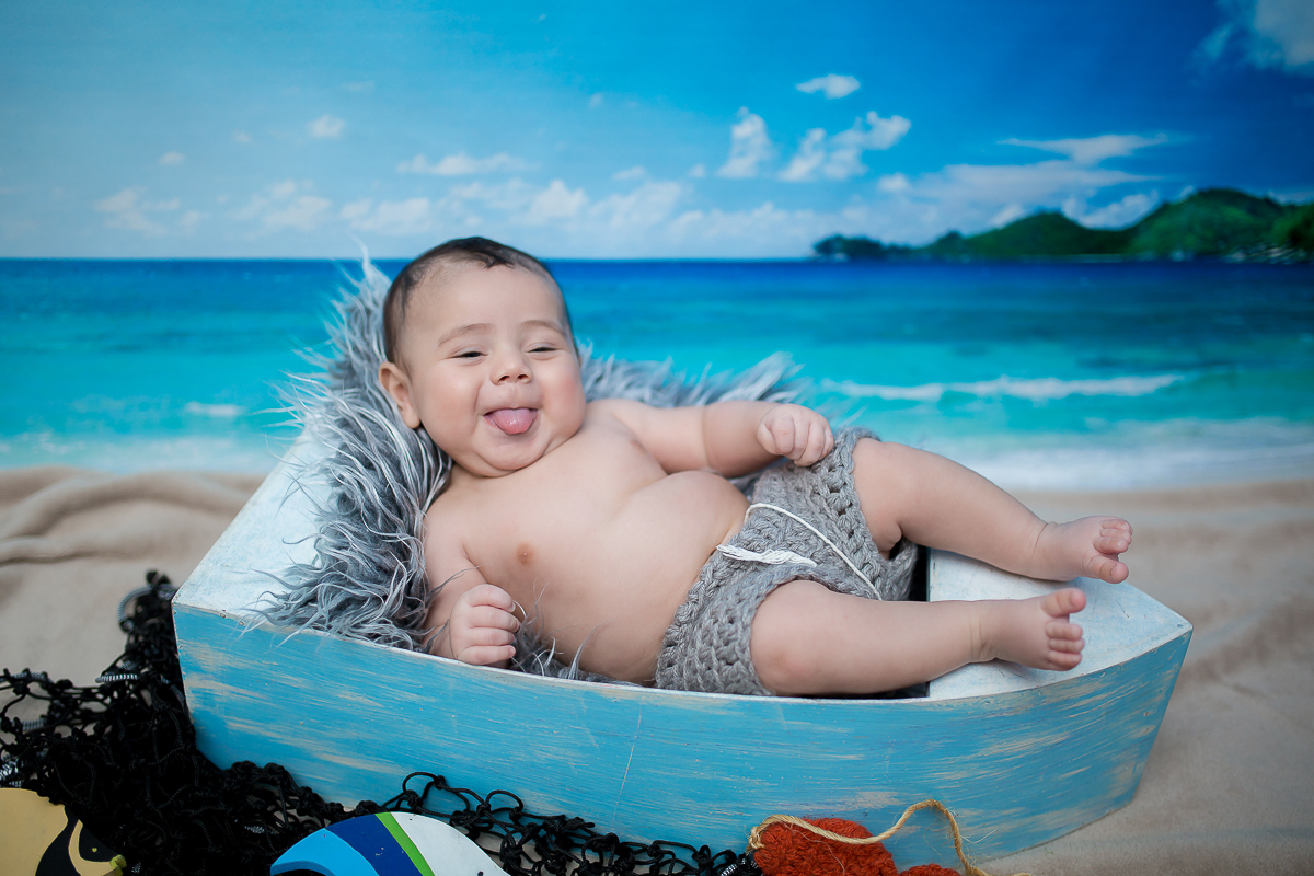 Na sessão de 3 meses do Bryan ele pescou vários corações! Opppss, vários peixinhos.

Esse Gordinho é daqueles bebês gostosos que enchem o colo da gente, e faz nós se desmanchar de amor !!