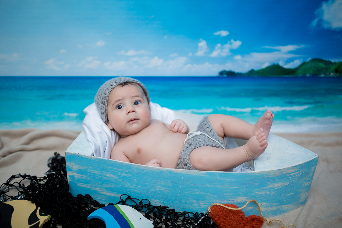 Na sessão de 3 meses do Bryan ele pescou vários corações! Opppss, vários peixinhos.

Esse Gordinho é daqueles bebês gostosos que enchem o colo da gente, e faz nós se desmanchar de amor !!