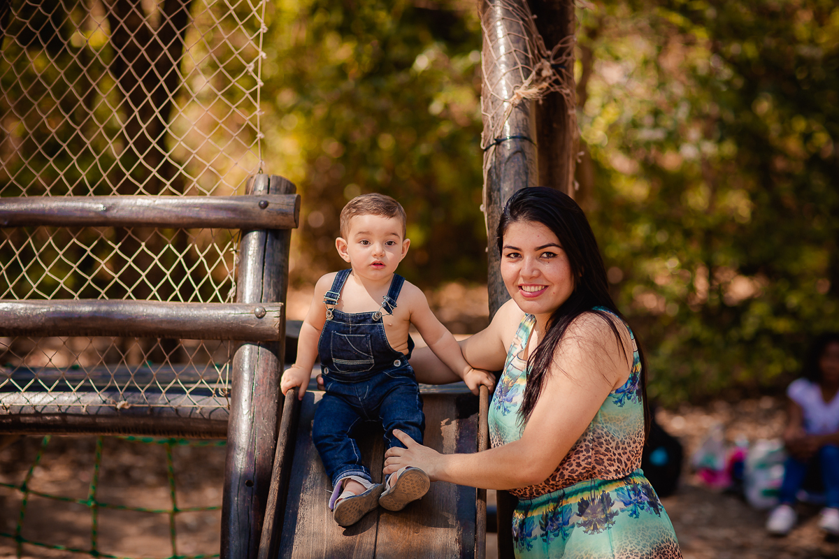 Esse é o lindo Miguel.
Acompanhamos esse pequeno desde os seus quatro meses, e agora fomos ao parque para fazer o Ensaio de 1 ano, Pensa em um bebê apaixonante distribuindo sorrisos, charme e até fazendo pose impossível não se encantar com esse mocinho