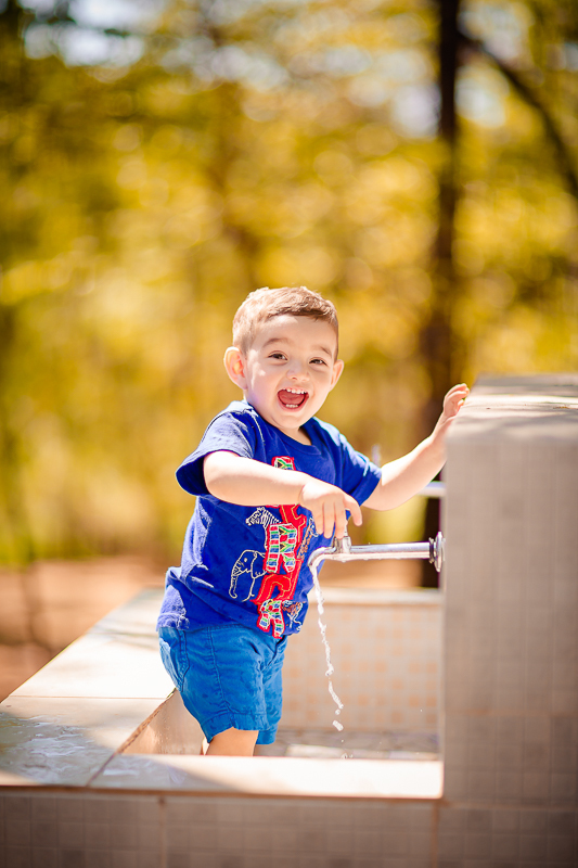 Esse é o lindo Miguel.
Acompanhamos esse pequeno desde os seus quatro meses, e agora fomos ao parque para fazer o Ensaio de 1 ano, Pensa em um bebê apaixonante distribuindo sorrisos, charme e até fazendo pose impossível não se encantar com esse mocinho