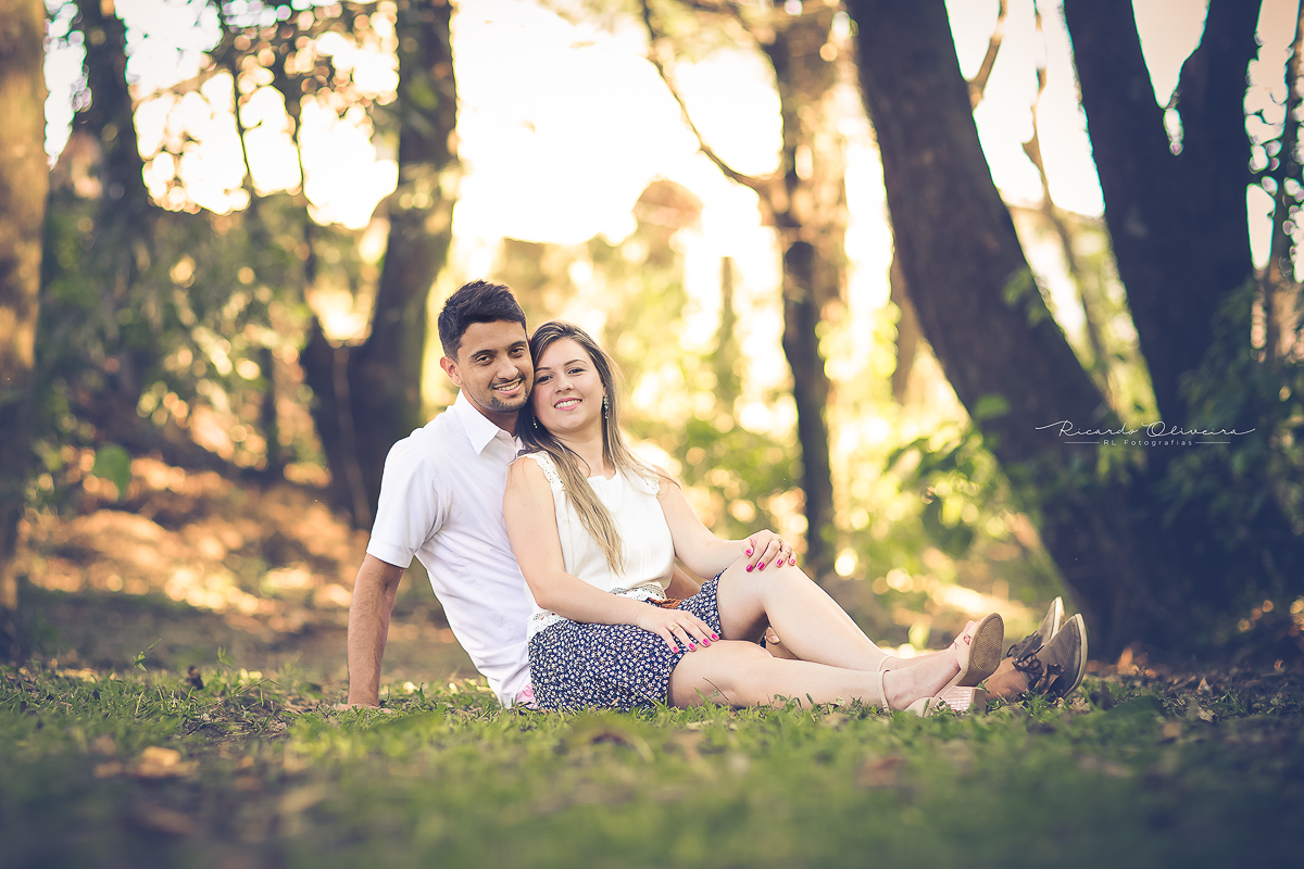 Sentados na grama posando para foto