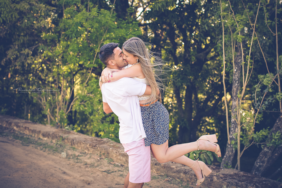 Noivo carregando noiva em ensaio pré casamento