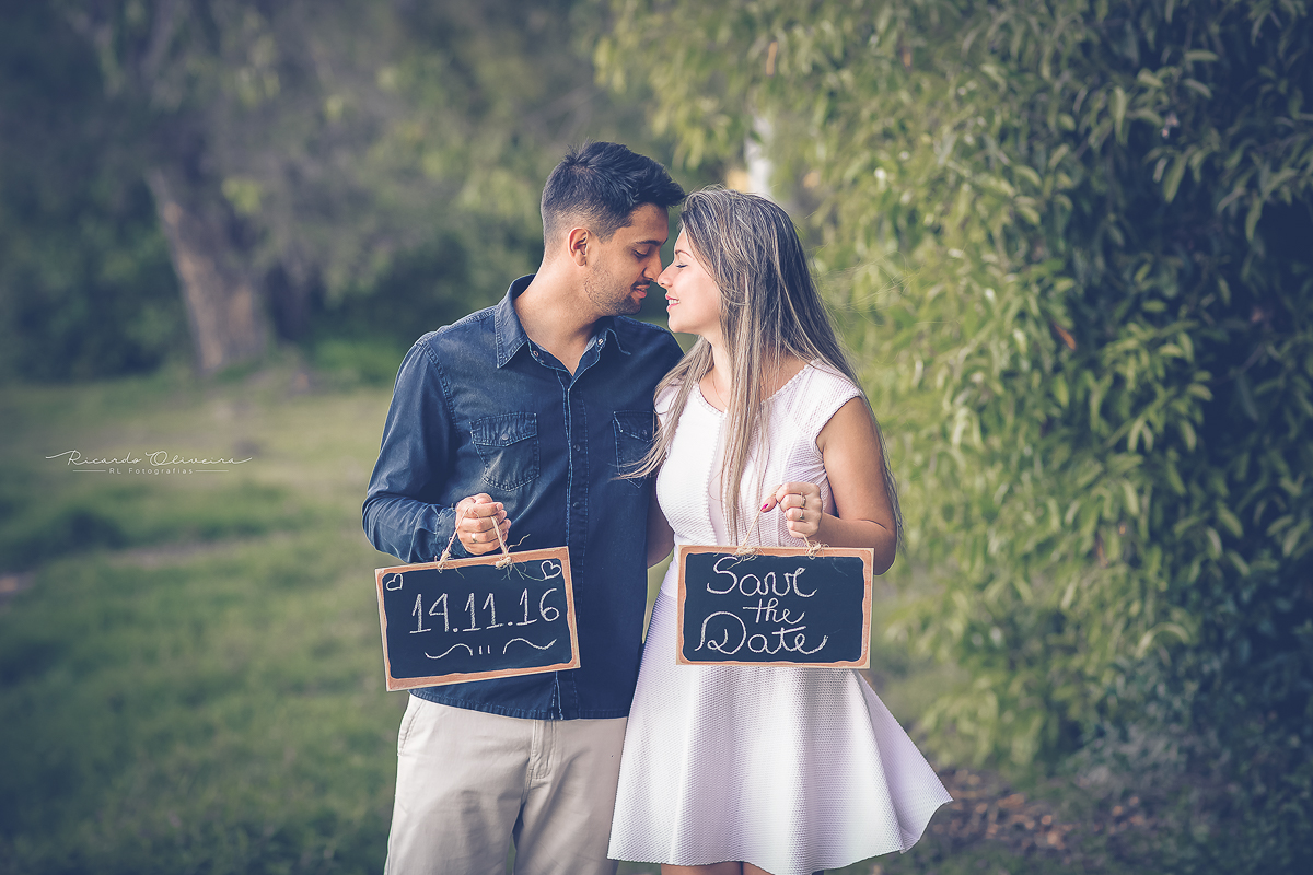 Casal com plaquinha do Save the date