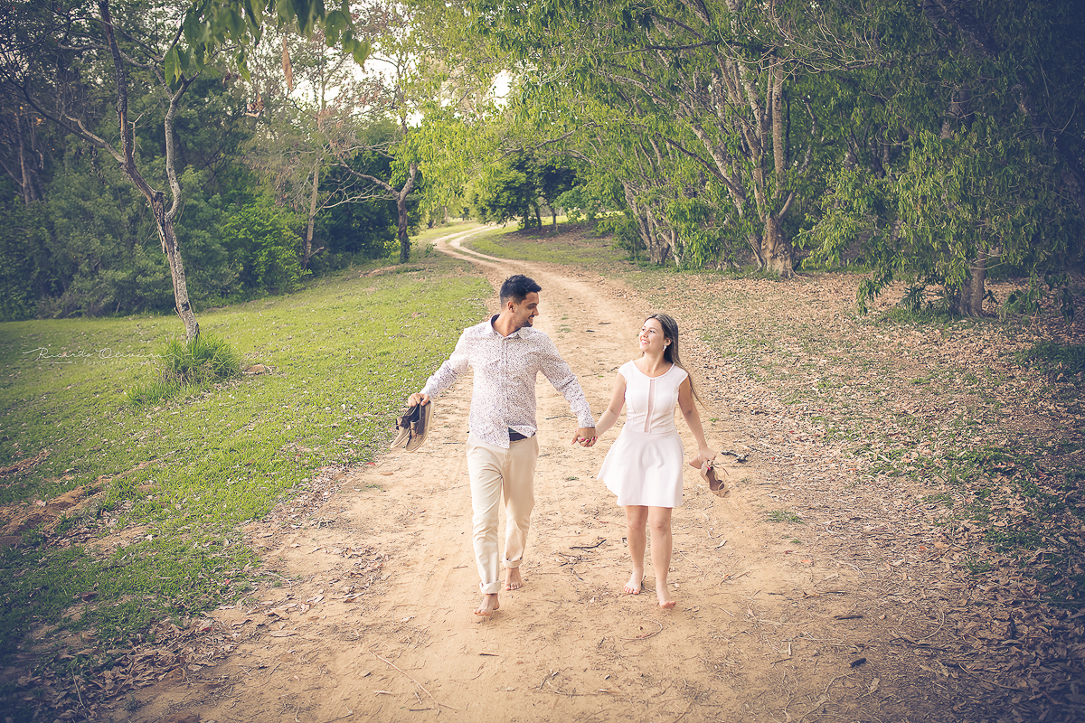 Casal correndo, muito amor envolvido