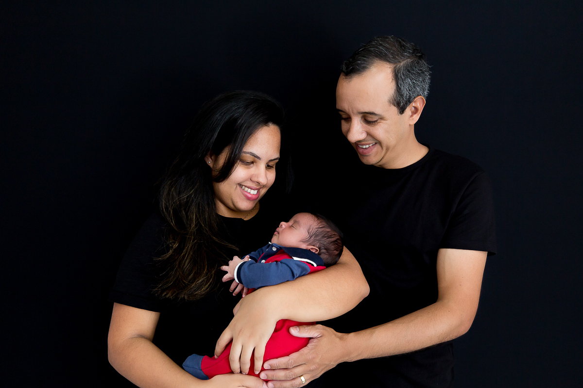 Como é bom ver uma família crescer, registrar, eternizar, contar uma parte de uma história linda através de fotos.Foi assim com  o ensaio de newborn do Nicolas, o segundo filho, um docinho de bebê que chegou para completar a familia