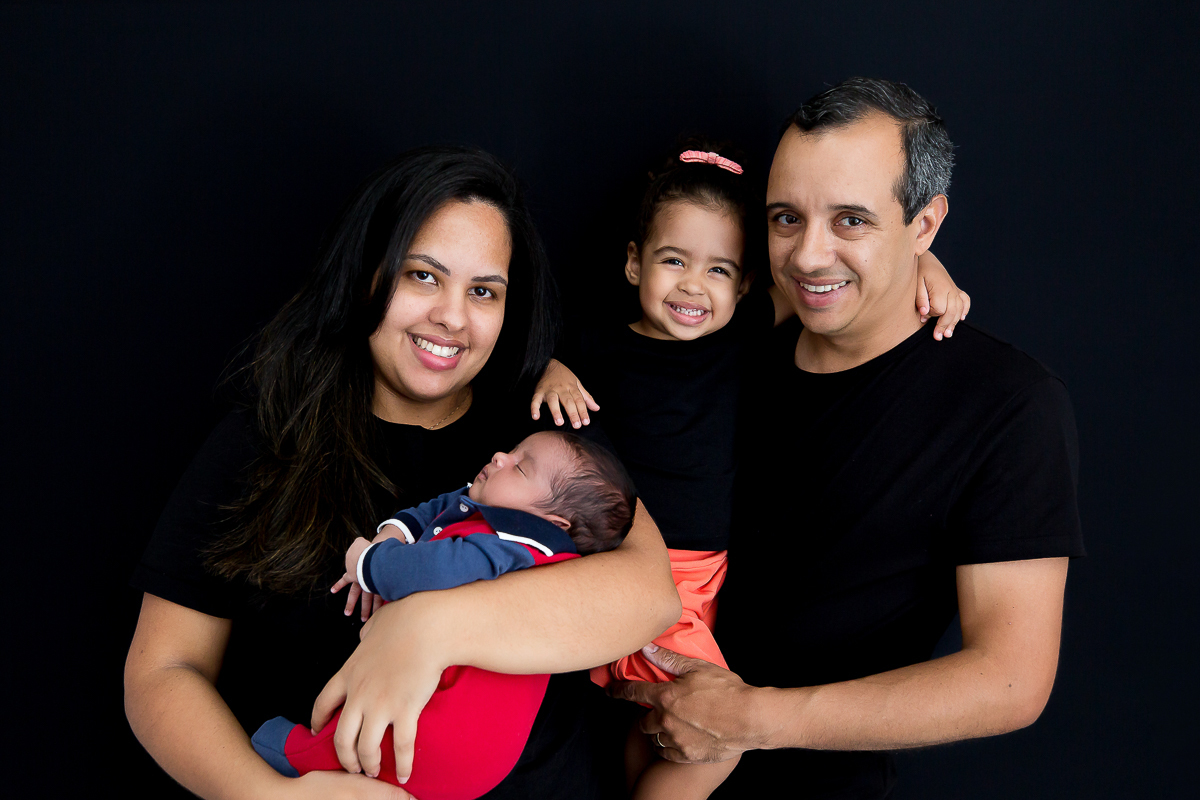 Como é bom ver uma família crescer, registrar, eternizar, contar uma parte de uma história linda através de fotos.Foi assim com  o ensaio de newborn do Nicolas, o segundo filho, um docinho de bebê que chegou para completar a familia