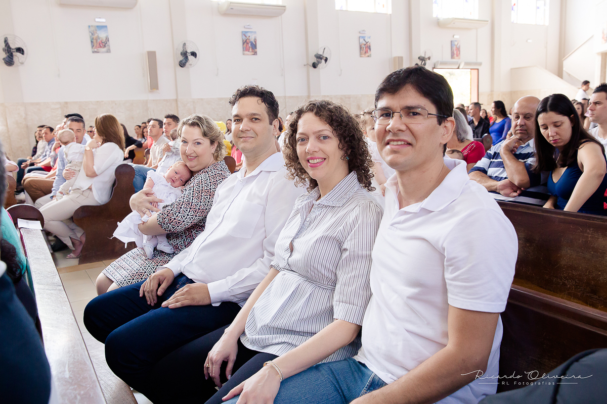 Papai, mamãe e padrinhos com a Clarinha