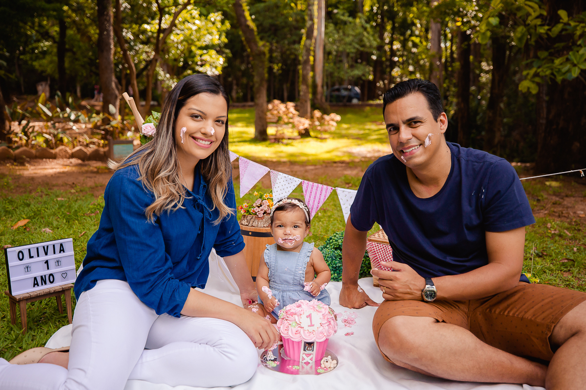 Olivia completou seu primeiro aninho, e teve uma linda sessão de smash the cake!! 

Não temos palavras para falar da Olivia, nem para descrever essa família!

Quanto amor ... Que energia incrível!