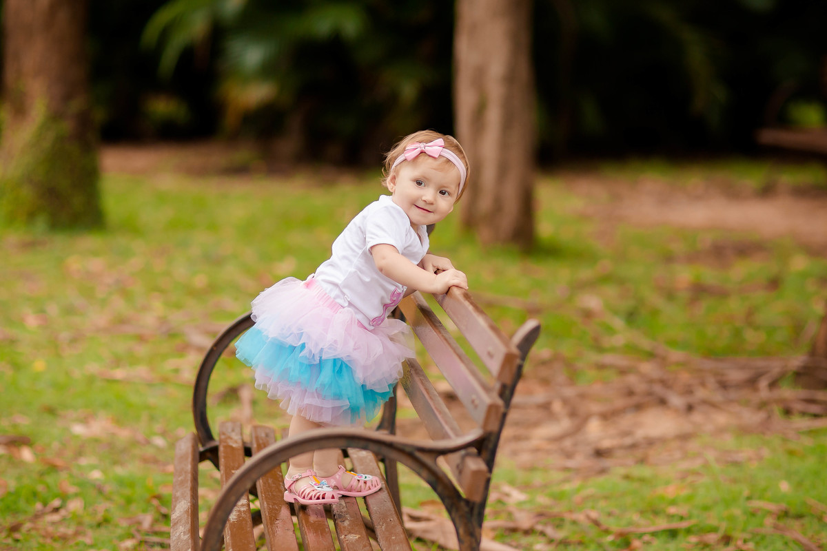 O ensaio Smash the Cake da Isabela foi delicioso e encantador. 

Uma linda recordação desse dia especial! A Isa se divertiu e se lambuzou todinha com o bolo e o melhor, teve a hora do banho depois! Água quentinha na bacia! 

Tem brincadeira mais gostosa?!