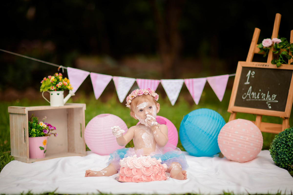 O ensaio Smash the Cake da Isabela foi delicioso e encantador. 

Uma linda recordação desse dia especial! A Isa se divertiu e se lambuzou todinha com o bolo e o melhor, teve a hora do banho depois! Água quentinha na bacia! 

Tem brincadeira mais gostosa?!