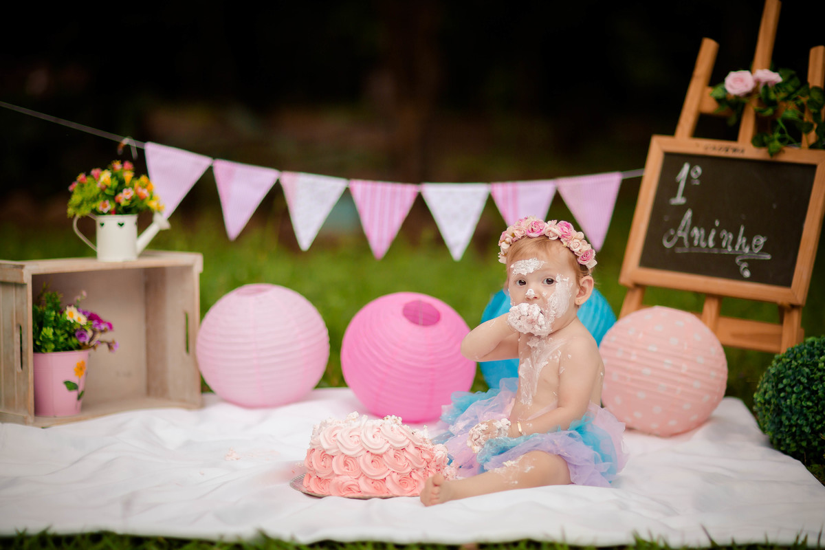 O ensaio Smash the Cake da Isabela foi delicioso e encantador. 

Uma linda recordação desse dia especial! A Isa se divertiu e se lambuzou todinha com o bolo e o melhor, teve a hora do banho depois! Água quentinha na bacia! 

Tem brincadeira mais gostosa?!