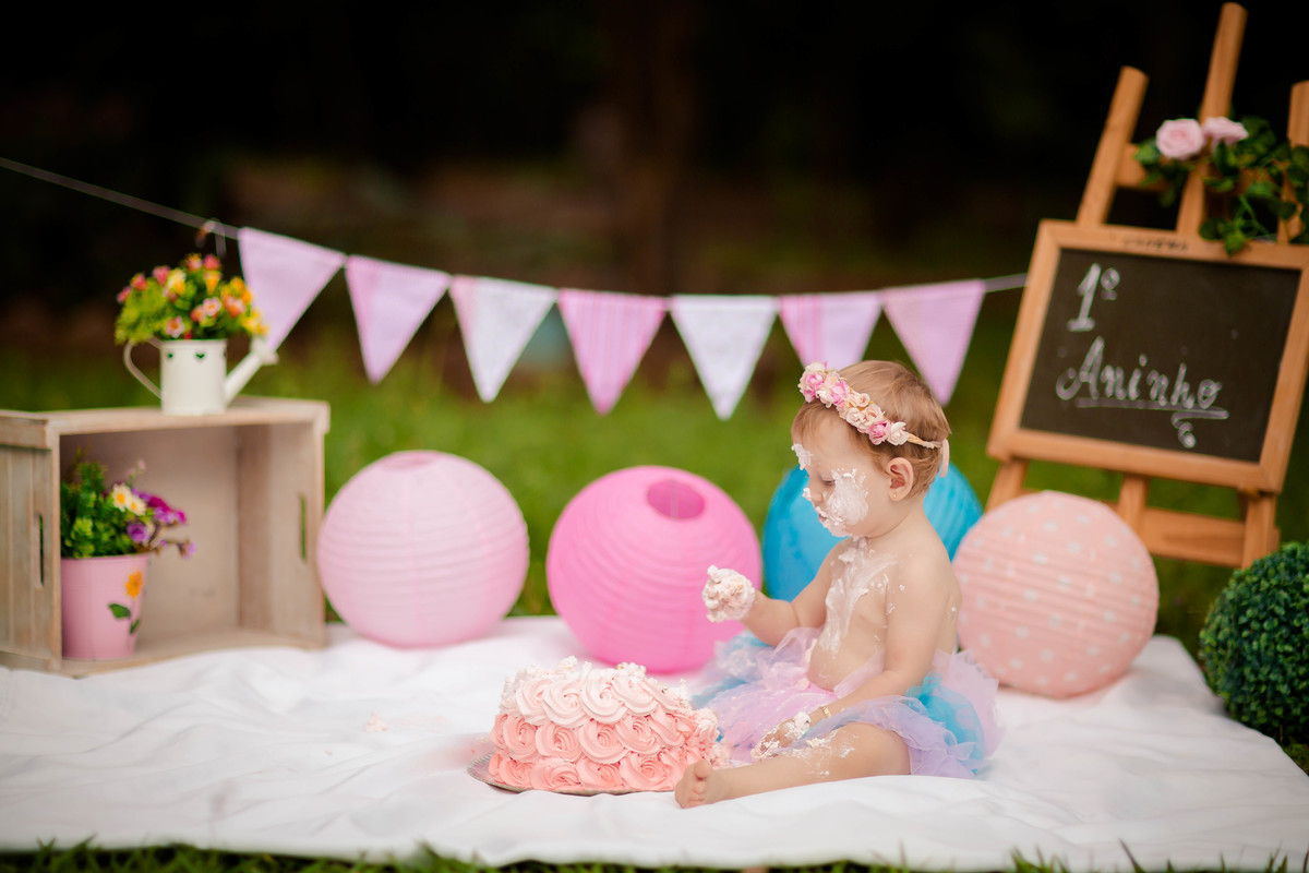 O ensaio Smash the Cake da Isabela foi delicioso e encantador. 

Uma linda recordação desse dia especial! A Isa se divertiu e se lambuzou todinha com o bolo e o melhor, teve a hora do banho depois! Água quentinha na bacia! 

Tem brincadeira mais gostosa?!
